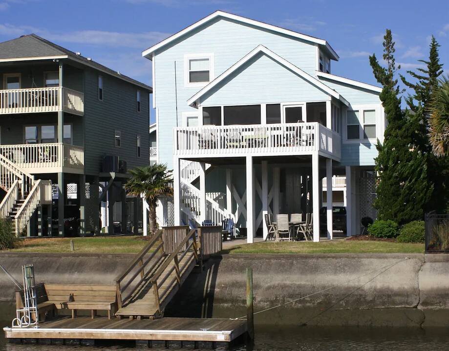 WATERFRONT CANAL HOME WITH EASY BEACH AC...
