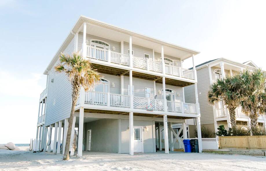 Beautiful Oceanfront Family Friendly Hom...