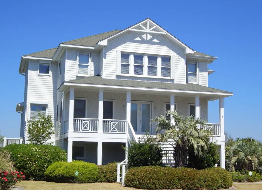 Spacious 5 bedroom 5 1/2 sound front hom...