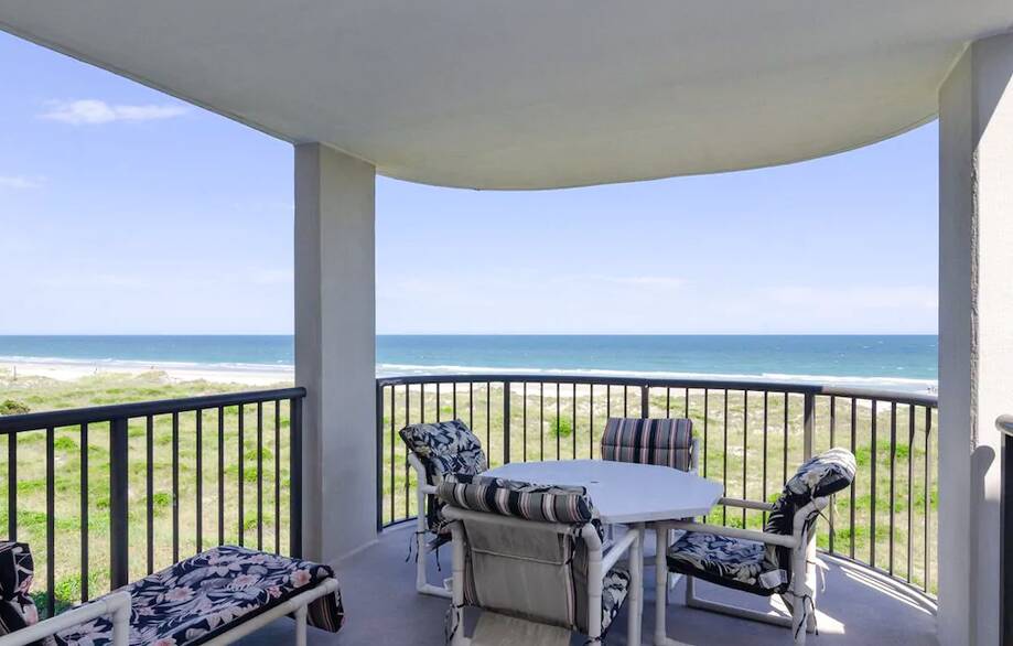 Michael: Grand oceanfront condo with bre...