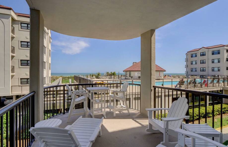 DR 3104 – Extra-large oceanfront condo...