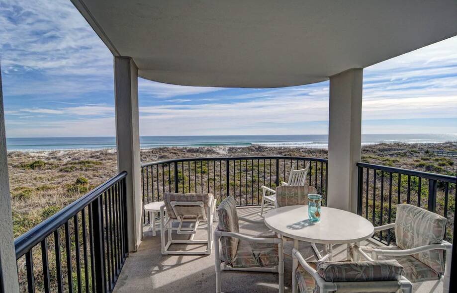 DR 2204–Lovely oceanfront condo featur...