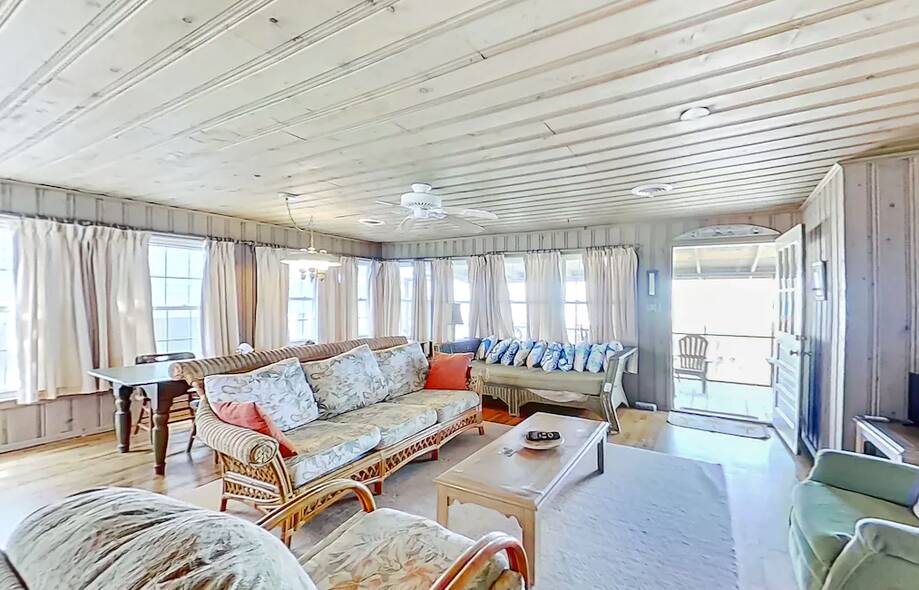 Oceanfront Screened Porch with Private B...