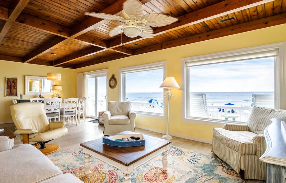 Lisa Lu: Cozy Oceanfront Beach Cottage o...